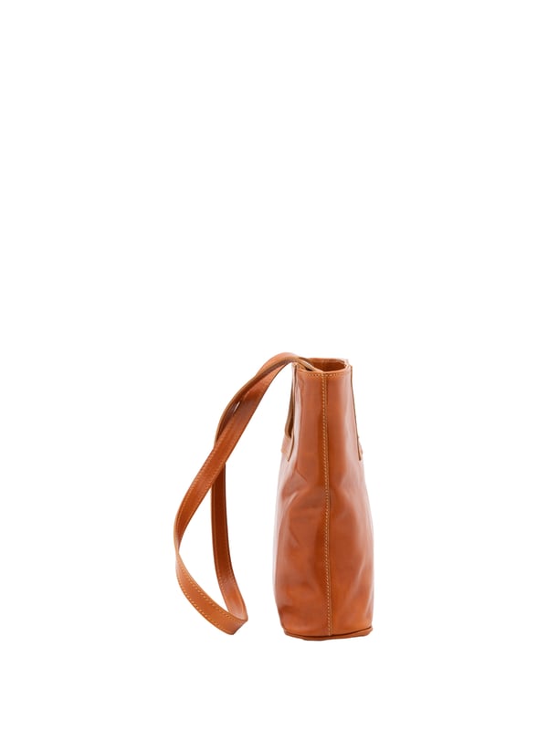 Crossbodytas voor dames met magneetsluiting. één met ritssluiting en twee open binnenzakken. afwezige externe zakken. afneembare lederen schouderband. met leren handvat. twee binnenvakken.  extern materiaal. gevoerd met katoenen binnenkant. Afmetingen: 28x33x10 cm. Gemaakt in Italië