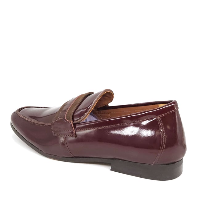 Perfect for pairing with your favourite tailoring, the Croydon Loafers are a formal slip on shoe in a statement patent leather, designed to add sophistication to every event.