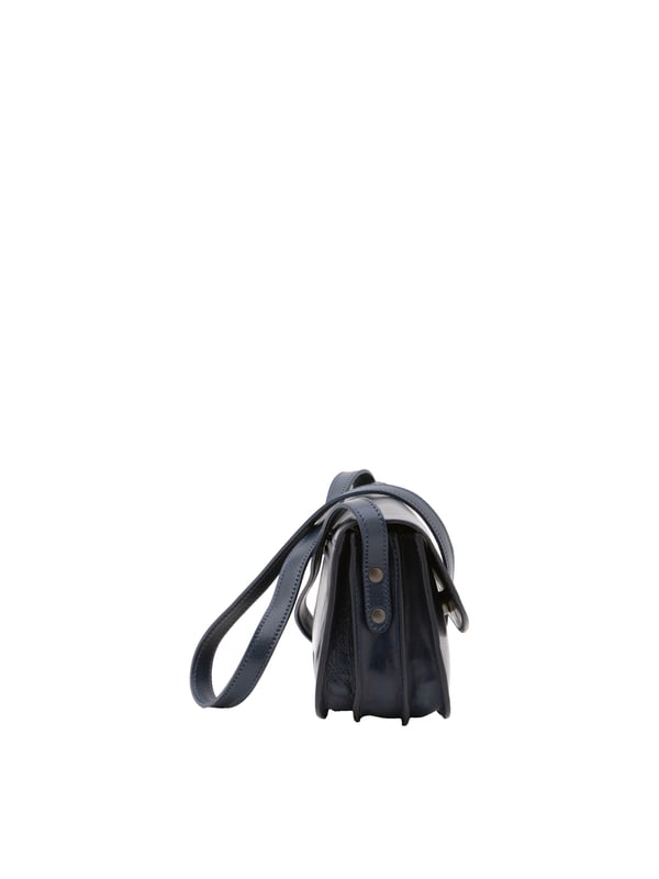 Crossbodytas voor dames met magneetsluiting. één met binnenzakken met ritssluiting. één achterkant met externe zakken met ritssluiting. verstelbaar in lederen schouderband. ontbrekend handvat. Drie binnenvakken.  extern materiaal. gevoerd met katoenen binnenkant. Afmetingen: 22x16x9,5 cm. Gemaakt in Italië