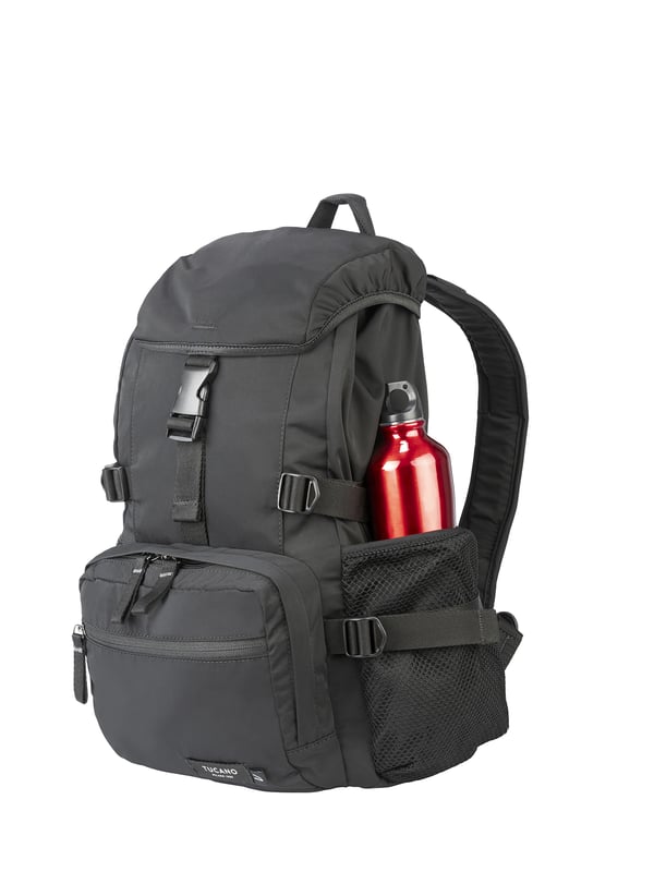 unisex rugzak met gespsluiting. één open binnenzak. twee ritssluitingen aan de voorkant en twee open zijritsen met externe zakken. ontbrekende schouderband.  Handvat van gerecycled polyethyleentereftalaat. een binnencompartiment.  extern materiaal.  Binnenkant van gerecycled polyethyleentereftalaat. Afmetingen: 28x37x15 cm. Modeproduct