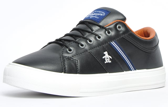 Luce un estilo clásico casual con estas zapatillas Max de la icónica marca de ropa para hombre Penguin Original. Las Penguin Original Max son unas zapatillas deportivas refinadas para el día a día que marcan tendencia y están repletas de un auténtico estilo retro. Las Penguin Original Max son una opción versátil para la nueva temporada y aportan un look inspirado en la herencia a tus conjuntos informales. Confeccionadas con una parte superior sintética de tacto suave similar al cuero y adornadas en los laterales con detalles de rayas y la marca Penguin, estas zapatillas tienen un diseño atractivo para la calle a un precio muy asequible. La marca Penguin Original también aparece en la lengüeta para rematar esta fantástica zapatilla deportiva urbana que es una gran adición a la selección de zapatillas de cualquier hombre con estilo que busque elevar su look informal.
 - Parte superior sintética de tacto suave similar al cuero
 - Talón y tobillo acolchados
 - Sistema de cordones de 6 agujeros
 - Suela vul envolvente de estilo vintage
 - Suela de goma duradera
 - Logotipo de Original Penguin en toda la suela