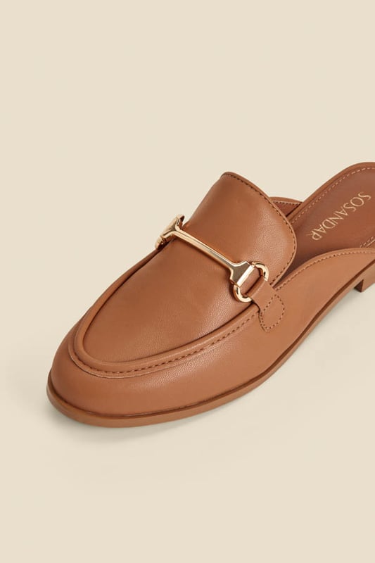 Dress from the feet up
Easy slip-on backless style
Wear-with-everything neutral
Timeless snaffle trim detail
They'll take you from work to weekend
We love them with white denim or linen trousers