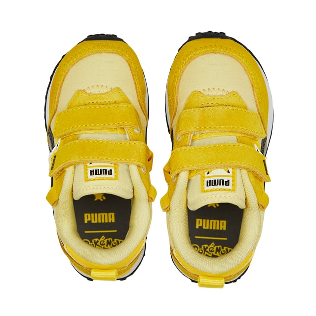 HISTORIA DEL PRODUCTO La colección PUMA x POKÉMON se inspira en algunos de los POKÉMON más icónicos, y tomamos algunos de sus elementos reconocibles al instante para dar a esta Rider FV un toque de ADN POKÉMON. Colores llamativos, gráficos llamativos, detalles inspirados en Pikachu: todo está aquí. ¿Los atraparás a todos? DETALLES : Parte superior de nailon y ante Suela exterior de goma Formstrip PUMA lenticular con relámpagos en los laterales y la parte central Parche POKÉMON cosido Etiqueta POKÉMON en la lengüeta PUMA Babies: Recomendada para niños de 0 a 4 años