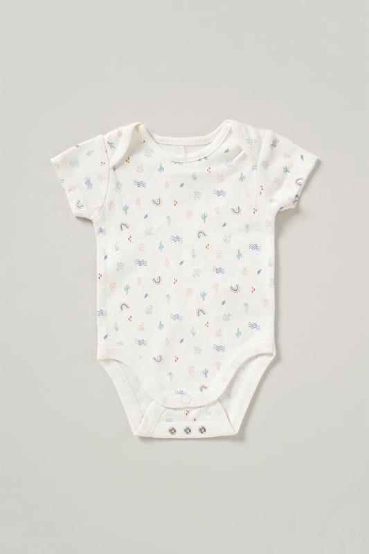 Welcome your little one to the world with this adorable Hello World set from Homegrown. Featuring a charming bodysuit adorned with the beloved "Hello World" print and extendable fastenings for a perfect fit as they grow. Pair it with cozy ribbed joggers for endless comfort during playtime. Complete the ensemble with a reversible bib, ensuring versatility and practicality for any messy mealtime. Crafted from gentle, organic cotton, this set is both stylish and comfortable for your precious bundle. Let them greet the world in style with this delightful ensemble!