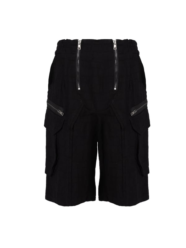 Corte sencillo

Este modelo de pantalones se caracteriza por un corte sencillo, que es perfecto tanto para atuendos casuales como para conjuntos más elegantes, aportándoles un toque de relajación y libertad.

Cierre con cremalleras logotipadas

Los pantalones cuentan con cierre de cremalleras logotipadas, que no solo proporcionan comodidad al usar, sino que también añaden un caracter único y lujoso.

Además, elástico cosido en la cintura

Además, el elástico cosido en la cintura garantiza un ajuste perfecto al cuerpo, lo que asegura comodidad durante todo el día.

Tiro medio

El tiro medio de estos pantalones es la solución ideal para quienes valoran la comodidad y versatilidad, ajustándose a diversos tipos de cuerpos y estilos.

Piernas rectas

Las piernas rectas hacen que estos pantalones sean clásicos y atemporales, ofreciendo al mismo tiempo mucha comodidad y practicidad.

Bolsillos en el frente

Los bolsillos en el frente ofrecen mucho espacio para pequeños imprescindibles, haciéndolos no solo estilosos sino también funcionales.

Dos bolsillos adicionales en las piernas

Los dos bolsillos adicionales en las piernas son la solución perfecta para aquellos que necesitan más espacio para guardar sus cosas.

Confeccionados con tela de alta calidad

Confeccionados con tela de alta calidad, estos pantalones garantizan durabilidad y confort al usar, manteniendo al mismo tiempo un aspecto elegante incluso después de muchos lavados.

Fabricados en Italia

Fabricados en Italia, estos pantalones combinan excelente artesanía y diseño único, siendo sinónimo de lujo y clase.