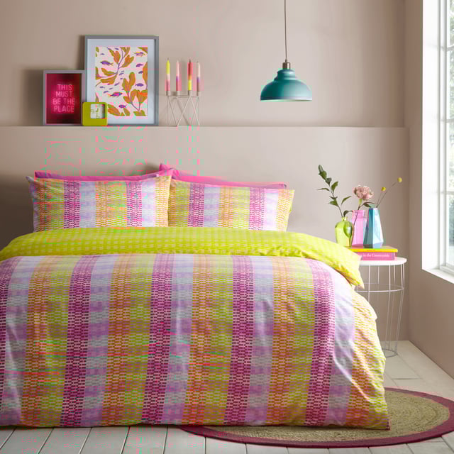 Check out this fun, fresh and eye-catching duvet cover set design, which is inspired by modern neon colours, blended with contemporary geometric line prints, making it stand out a mile in your bedroom! The reverse is a fabulous neon lime sorbet pattern to really show off! Ideal for helping to create your own style in a new place of residence.