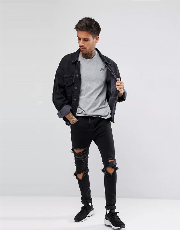 Nike Crew Neck Club Mens T Shirt.     
Cotton Jersey Tee.     
Ribbed Crew Neck and Short Sleeves.     
Embroidered Swoosh and Nike Logo.          
Standard Fit for A Relaxed, Easy Feel.