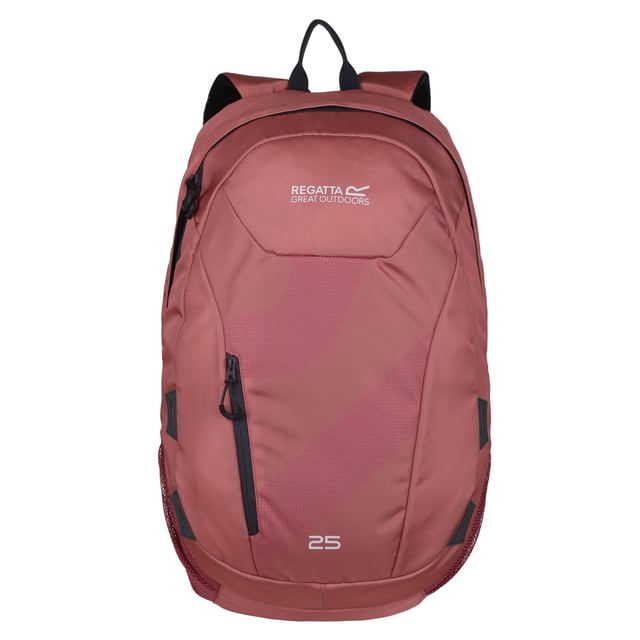 25 liters kapacitet. Slitstark 600D polyester. Ryggkonstruktion i luftnät. Komfortabla ryggremmar i luftnät. Invändig säkerhetsficka. Frontficka med dragkedja. Invändig nyckelklämma. Justerbar, glidande bröstsele. Justerbart höftbälte. Dragkedjor med enkelt grepp. 52 x 29 x 18 cm.