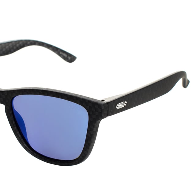 Unisex aviator style sunglasses with polarized lenses and UV 400 protection, designed to provide maximum eye protection and style.

 With a sturdy and elegant metal frame, they feature silver details that add a touch of sophistication.

 UV 400 polarized lenses block 100% of UVA and UVB rays, reducing glare and providing clearer, more comfortable vision.

 The design includes the brand's logo engraved on the temples and discreetly on one of the lenses, highlighting its authenticity and distinctive character.

 They include a soft cleaning cloth to keep your lenses spotless and a protective case to store them safely.

 Perfect for complementing any look, these glasses are ideal for those looking for protection and style in one piece.
 Measures: Lens height: 49 mm, Lens width: 61 mm, Bridge: 10 mm, Temples: 137 mm
 Composition: Polycarbonate
 Care:
- Wash only with water or, if necessary, a mild soap.
 - Dry with a soft cloth to avoid scratches.
 - Avoid contact with harsh surfaces or abrasive liquids.