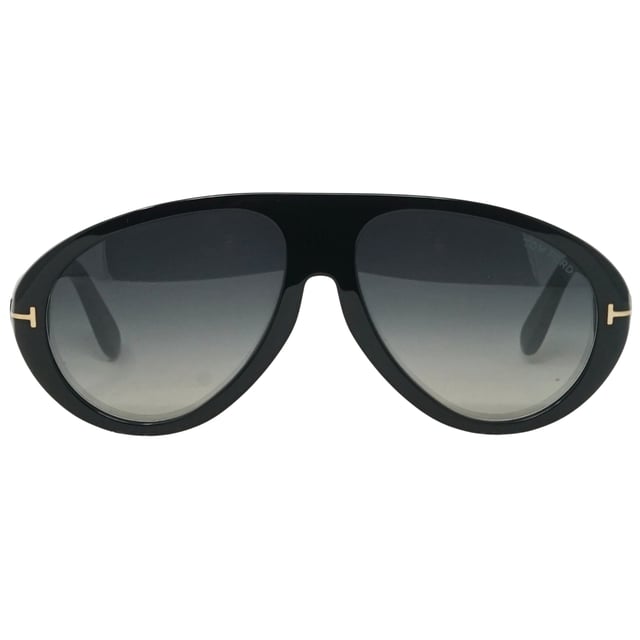 Bescherm je ogen in stijl tegen de zon met deze Tom Ford Zwarte Zonnebril. Hun lichtgewicht ontwerp zorgt voor maximaal comfort en hun lenzen bieden 100% UV-bescherming. De strakke zwarte monturen maken deze zonnebril de perfecte aanvulling op elke outfit. Armlengte = 140, lenslengte = 60, neusbrug = 15. Zwarte zonnebril, zonnebril met smoke gradient lens, zonnebrillenkoker, schoonmaakdoekje en onderhoudsinstructies allemaal inbegrepen, 100% bescherming tegen UVA- en UVB-zonlicht en conform Britse norm EN 1836:2005 Stijlcode: FT0988 01B