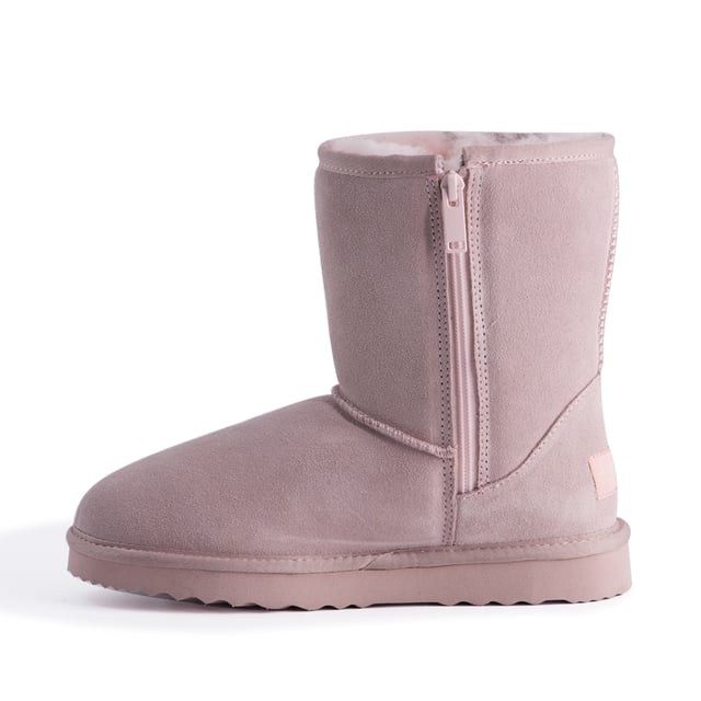 Aus Wooli "Bronte" Australia Mid Calf Zip, Lichtroze DETAILS
Unieke volledig voorgevormde inlegzool met ondersteuning - volledig met schapenvacht gevoerd voetbed - uiterst comfortabel
Comfortabele gemakkelijke pasvorm - laars met rits
Volledig lederen suède bovenwerk - waterafstotend
Zachte echte Australische schapenvacht voering
Duurzaam gewonnen en milieuvriendelijk verwerkt
Waardevolle unisex laarzen
Rubberen EVA buitenzool met hoge dichtheid - lichter, zachter en duurzamer
Lange en stevige wolvacht voor superieure warmte
Dubbele stiksels en versterkte hiel
YKK kwaliteitsrits
Schapenvacht ademt waardoor voeten warm blijven in de winter en koel in de zomer