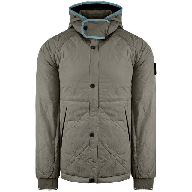 Chaqueta Retro 80's Manilla para hombre de Weekend Offender: una prenda nostálgica y elegante que rinde homenaje a la moda icónica de los años 80. Conocida por su estética streetwear contemporánea, Weekend Offender presenta la chaqueta Retro 80's Manilla, que combina las vibraciones retro con un toque moderno.

Características principales:

 Diseño Retro 80's:  La chaqueta Manilla probablemente presenta un diseño inspirado en las tendencias de moda de los años 80. Busca detalles únicos, combinaciones de colores o estampados que recuerden a esa época, capturando el espíritu del estilo retro.

 Material resistente a la intemperie:  Fabricada con material resistente a la intemperie, la chaqueta ofrece protección contra los elementos. Puede ser impermeable o resistente al agua, lo que la hace adecuada para diversas actividades al aire libre.

 Cierre frontal de cremallera con tirador retro: El cierre frontal de cremallera es una característica común en las chaquetas, ya que facilita su uso y ajuste. La chaqueta Retro 80's Manilla puede incluir un tirador de cremallera con un diseño retro, añadiendo un toque nostálgico.

 Prácticos bolsillos con detalles retro:  Es probable que la chaqueta incluya bolsillos prácticos, como bolsillos con cremallera o con botones a presión. Pueden incorporarse detalles retro, como ribetes en contraste o diseños de bolsillo únicos.

 Forro aislante:  Para mayor calidez, la chaqueta Retro 80's Manilla puede incorporar un forro aislante. Esto la hace adecuada para los días más fríos.
 Diseño con capucha:  Las chaquetas suelen llevar capucha para una mayor protección contra los elementos. La chaqueta Retro 80's Manilla puede incluir una capucha, que proporciona una cobertura adicional en condiciones meteorológicas inesperadas.