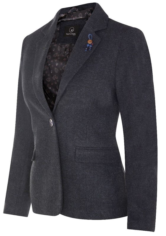 A sophisticated throwback to a timeless classic, this retro women's tweed blazer jacket is a perfect addition to any wardrobe. Made from premium wool with a herringbone design and contrast elbow patches with contrasting stitching, this blazer will offer a touch of refinement to any outfit. Crafted using a half canvas construction that moulds to your body shape the more you wear it, with flap pockets and buttoned cuffs, this jacket will be something that you will look your best in year after year. Perfect for sophisticated casual, formal events and themed occasions, there are no better tweed jackets for your wardrobe.A sophisticated throwback to a timeless classic, this retro women's tweed blazer jacket is a perfect addition to any wardrobe. Made from premium wool with a herringbone design and contrast elbow patches with contrasting stitching, this blazer will offer a touch of refinement to any outfit. Crafted using a half canvas construction that moulds to your body shape the more you wear it, with flap pockets and buttoned cuffs, this jacket will be something that you will look your best in year after year. Perfect for sophisticated casual, formal events and themed occasions, there are no better tweed jackets for your wardrobe.