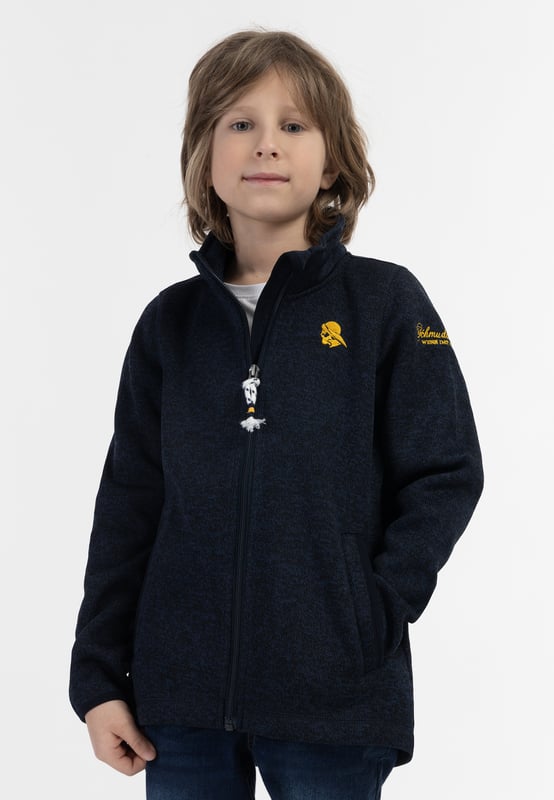 Zacht gebreide buitenkant - verwarmende fleece aan de binnenkant. Deze populaire materiaalsamenstelling van Schmuddelwedda is nu ook verkrijgbaar voor kinderen. Het zachte materiaal is bewegingsvriendelijk en comfortabel, past perfect in de overgangsperiode en is zeer comfortabel om te dragen. Een doorlopende ritssluiting eindigt in een hoge opstaande kraag en een praktische kinbescherming. Ook de gebreide zijkant in gemêleerd met steekzakken zorgt voor een stoere look.  Gebreide fleece jas