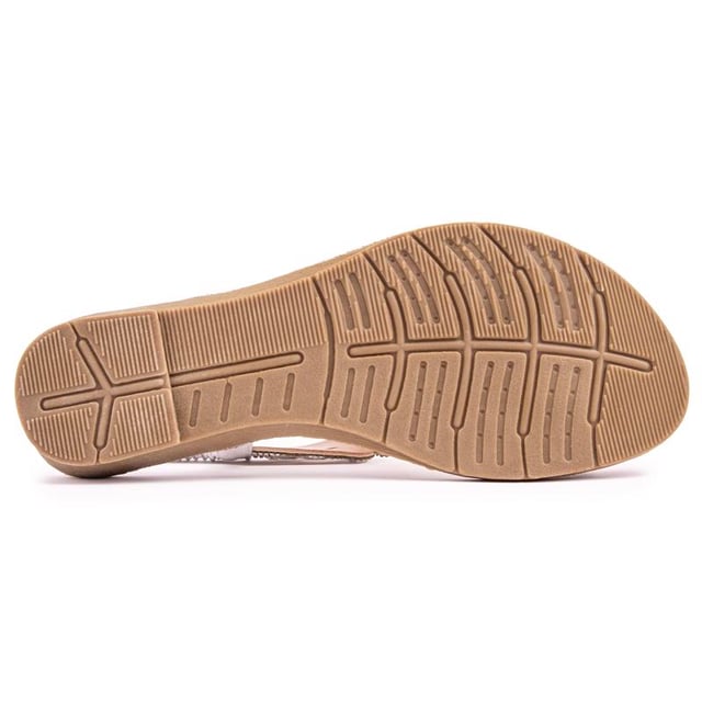 Añade un poco de glamour a tu despreocupación. felices conjuntos de verano con estos cómodos. Sandalias planas plateadas Solesister April para mujer con correas superiores bellamente adornadas y una correa elástica en el talón para un ajuste perfecto. Estos zapatos planos fáciles de usar tienen un aspecto deslumbrante y son flexibles. Suela ligeramente acuñada.