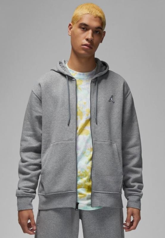 Der Nike Jordan Essential Fleece-Trainingsanzug ist Ihr neues Alltags-Essential. Der vielseitige Fleecestoff ist ideal für die Herbstsaison und bietet den perfekten Hintergrund für das Jumpman-Wappen und die charakteristische Stickerei auf dem Kapuzenpullover und der Jogginghose. Kapuzenpullover und Jogginghose mit elastischem Kordelzug. Der schwere Fleecestoff ist auf der Innenseite gebürstet und sorgt so für zusätzliche Weichheit. Elastische Rippbündchen an Bündchen und Saum. Jordan Standard-Passform.
