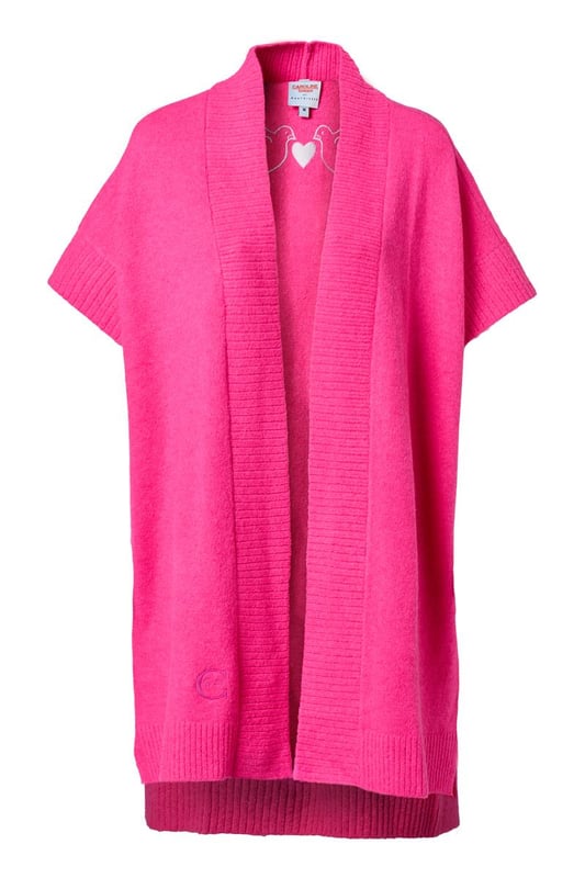 Der Burnaby-Cardigan in einem auffälligen Rosaton ist perfekt für einen eleganten und bequemen Look. Dieser Cardigan verfügt über eine einzigartige Stickerei, die eine persönliche Geschichte erzählt, inspiriert von Carolines Tattoo. Die Tauben symbolisieren ewige Liebe. Der Cardigan hat einen weichen Schalkragen aus Rippstoff, breite Rippbündchen und kurze Ärmel. Die gerade Passform, die bis zum Knie reicht, bietet sowohl Stil als auch Komfort. Dieser übergroße Cardigan besteht aus einer Mischung aus 30 % Polyester, 27 % Nylon, 25 % Acryl, 15 % Wolle und 3 % Elastan und ist leicht, weich und atmungsaktiv, sodass er für jede Jahreszeit geeignet ist. Die leuchtend rosa Farbe der Strickjacke erleichtert die Kombination mit anderen Kleidungsstücken. Für einen femininen Look können Sie die Strickjacke mit der weißen Winslow-Bluse tragen. Der Burnaby-Cardigan mit kurzen Ärmeln und offenem Tragestil lässt sich ideal über dem Brampton-Pullover für einen winterlichen Look tragen. Entdecken Sie die Vielseitigkeit und den stilvollen Charakter dieser Kombinationen.