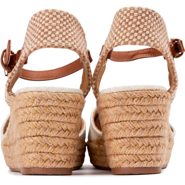 Womens natural Wrangler bela sandals, manufactured with textile and a rubber & rope sole. Featuring: gold hardware, wrangler branding, rope edge sole, branded insole and heel height 6cm.