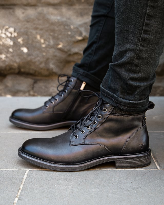 Las botas Windsorsmith Sergio son el epítome de la sofisticación casual, confeccionadas con cuero de vaca encerado/aceite desgastado. Con un refuerzo lateral elástico y una cómoda lengüeta en la parte posterior, estas botas Chelsea ofrecen un fácil acceso para ponerse y quitarse. El acabado resistente La puntera redonda y la suela liviana garantizan comodidad sin sacrificar el estilo. Cuero envejecido de primera calidad: confeccionado con cuero de vaca duradero, encerado/aceite para un encanto resistente. Forro cómodo sin cuero: brinda un tacto suave contra el pie para usarlo durante todo el día. Suela antideslizante confiable: Suela T.P.R diseñada para una tracción y estabilidad superiores, Diseño de fácil acceso: Cuenta con refuerzos elásticos de doble cara para poner y quitar sin esfuerzo, Elegante punta redonda: Forma clásica para una apariencia sofisticada, Práctica altura del talón: tacón de 25 mm para mayor elevación sin comprometer la comodidad. Conveniente lengüeta para tirar: ubicada en la parte posterior para una entrada rápida y fácil. Marca distintiva: adornada con el logotipo metálico de cabeza de toro de Windsorsmith en la lengüeta trasera, que muestra la calidad de la marca.
Estilo Chelsea versátil: un diseño atemporal que combina bien con varios conjuntos para cualquier ocasión