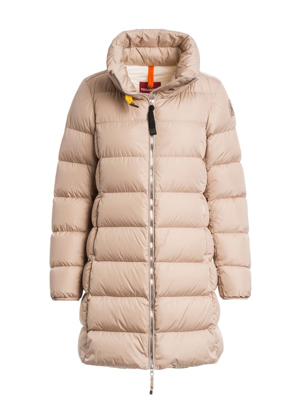Dit dijlange gewatteerde jack biedt de perfecte balans tussen stijl en functie. De normale pasvorm en hoge opstaande kraag zorgen voor een comfortabele pasvorm en een moderne look. Dankzij de tweewegritssluiting kan het jack flexibel worden aangepast, terwijl de elastische manchetten en ventilatie onder de armen voor extra bescherming en ademend vermogen zorgen. Twee zijzakken met ritssluiting en een praktische binnenzak met klittenbandsluiting bieden ruimte voor kleine benodigdheden. Dit warm gevoerde en weerbestendige jack is ideaal voor koude, winderige dagen. De discrete labelpatch op de mouw rondt het tijdloze ontwerp stijlvol af.