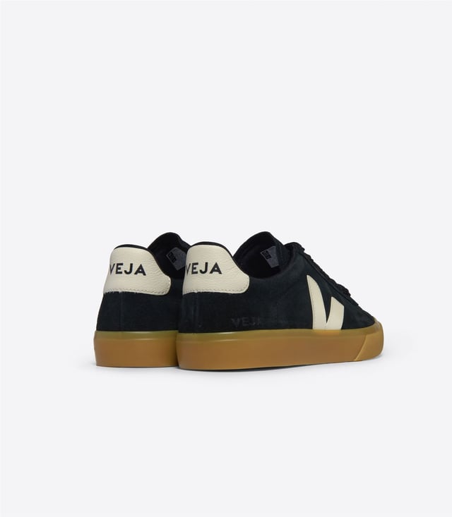 Til je Veja-spel naar een hoger niveau met deze Bold Campo-sneakers, een zwarte court-basic voor de modebewuste met een geweten. Gemaakt van zacht suède en aangevuld met een contrasterend, wit V-logo en hielkussen, een rubberen zool van duurzame en deels biobased materialen en een voering van biologisch katoen, zijn deze gestroomlijnde kicks gedurfd, comfortabel en aards.