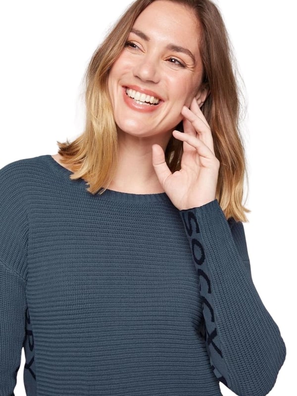 Deze gebreide trui met ronde hals voor dames is de perfecte metgezel voor koelere dagen. Hij is gemaakt van zacht materiaal dat comfortabel aanvoelt op de huid en uitnodigt tot behaaglijkheid. De trui is gemaakt in een structuurmix en heeft grof gebreide en fijn gebreide delen. De manchetten en zoom hebben een geribde look. De afgezakte schouders en de gebruikte kleur geven de trui een casual look. Aan de zijkanten en op de mouwen zitten gebreide letters.