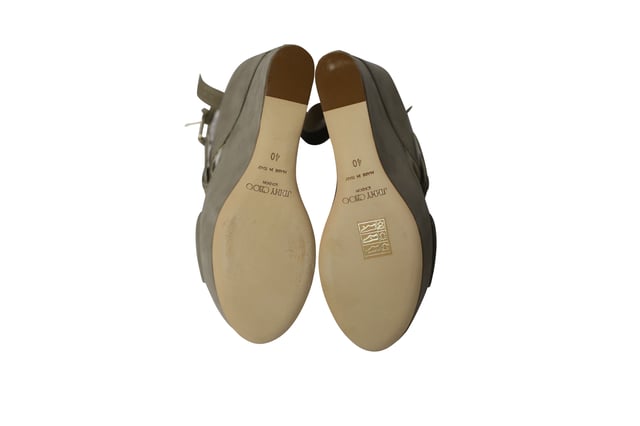 VINTAGE, RRP AS NEW
The sandals by Jimmy Choo is a design that is right on trend. The sandals have been crafted from leather and nubuck and designed with straps, buckle fastenings, and 150 mm wedges that will lift you and your confidence as well.  

Jimmy Choo Leora Platforms in Grey Suede Nubuck 
Condition: excellent
Sign of wear: No
Material: Suede Nubuck
Size: 40/US
Heel Height: 150 mm
SKU: 127487