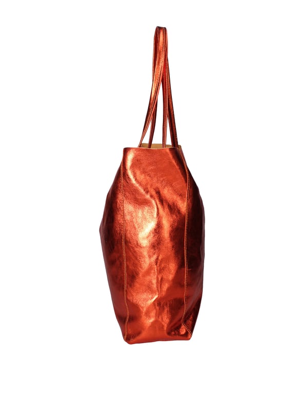 Bolso shopper para mujer. El cierre es con cordón de piel. Los bolsillos internos son uno con cremallera. Los bolsillos externos están ausentes. Falta la correa para el hombro. El mango es de piel. Hay un compartimento interno. El material exterior es piel auténtica laminada. Internamente está forrado en tejido 70% algodón - 30% poliéster. Medidas: 40x36x11 cm. Hecho en Italia