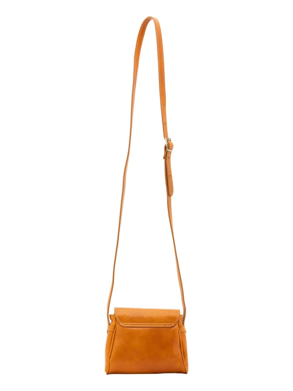 Crossbodytas voor dames met magneetsluiting. ontbrekende binnenzakken. afwezige externe zakken. verstelbaar in lederen schouderband. ontbrekend handvat. een binnencompartiment.  extern materiaal. gevoerd met katoenen binnenkant. Afmetingen: 14x18x7 cm. Gemaakt in Italië