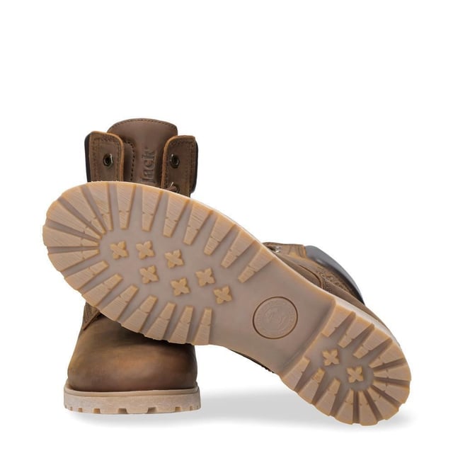 Steigen Sie mit Stil und Komfort aus mit Panama Jack-Stiefeln. Egal, ob Sie über schroffe Landwege wandern oder durch städtische Straßen navigieren, der originale Panama Jack 03 B168 Damen-Schnürstiefel ist Ihr perfekter Begleiter. Diese Stiefel zeichnen sich durch ein klassisches Design mit einer schlichten runden Spitze und einem dunkelbraunen, gepolsterten Lederkragen aus und strahlen zeitlose Eleganz aus. Die genähte Commando-Sohle sorgt für Haltbarkeit und Stabilität auf jedem Gelände. Die braunen Panama Jack 03 Schnürstiefeletten für Damen sind so konzipiert, dass sie den Elementen standhalten. Mit einem wasserdichten, glatten Nubuk-Obermaterial, einem weich gepolsterten Knöchelschaft und einem warmen Futter halten diese Stiefel Ihre Füße kuschelig und trocken. Das geprägte Logo an der Ferse und die silbernen sechseckigen Metallösen verleihen ihrem robusten Charme einen Hauch von Raffinesse. Hauptmerkmale: Klassisches Design: Die Panama 03-Stiefel vereinen Design, Qualität und Komfort nahtlos und bieten eine zeitlose Ästhetik für Männer und Frauen. Vielseitiger Tragekomfort: Egal, ob Sie die Straßen der Stadt erkunden oder Bergpfade erobern, diese Stiefel sind perfekt für alle Ihre täglichen Abenteuer. Wasserdichte Konstruktion: Diese Stiefel sind aus wasserdichtem Vintage-Nappaleder mit Lederfutter gefertigt und sorgen dafür, dass Ihre Füße bei jedem Wetter trocken und bequem bleiben. Anatomische Unterstützung: Genießen Sie verbesserten Komfort und Hygiene mit der anatomisch geformten Innensohle, die eine perfekte Passform für Ihre Füße bietet. Langlebig und rutschfest: Die Gummiaußensohle bietet Flexibilität, Haltbarkeit und rutschfeste Traktion und sorgt für Stabilität auf verschiedenen Oberflächen. Hergestellt in Spanien: Mit einer Schafthöhe von 18 cm werden diese Stiefel fachmännisch in Spanien gefertigt, um höchste Handwerkskunst und Qualität zu gewährleisten. Schlüpfen Sie in die Stiefel von Panama Jack und erleben Sie die perfekte Mischung aus Stil, Haltbarkeit und Komfort für Ihre alltäglichen Abenteuer. Diese Stiefel wurden für alle entwickelt, die Wert auf Qualität und Handwerkskunst legen und sind Ihr vertrauenswürdiger Begleiter, wohin auch immer Ihre Reise Sie führt