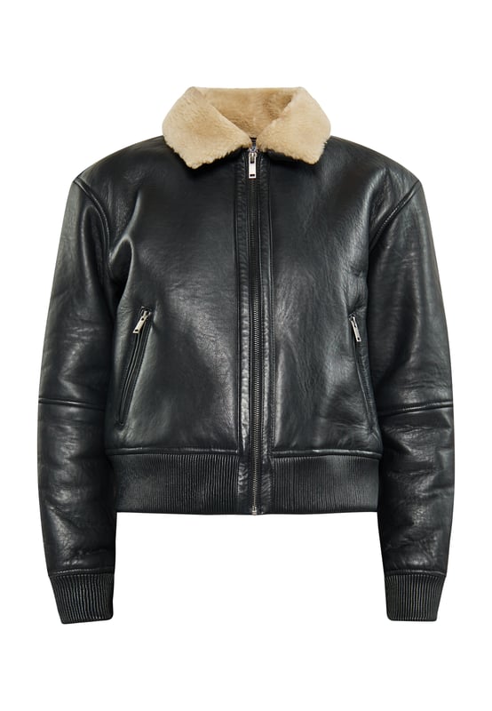 Eine klassische Bomberjacke mit taillenlangem Schnitt sowie gerippten Bündchen und einem gerippten Saum. Der vordere Reißverschluss und der weiche Kragen bieten Wärme und Komfort. Zwei praktische Reißverschlusstaschen bieten zusätzlichen Stauraum. Lange Ärmel verleihen einen lässigen, aber zeitlosen Look. Das glatte, geschmeidige Material macht diese Jacke zu einer stilvollen Wahl als Oberbekleidung.  Jacke