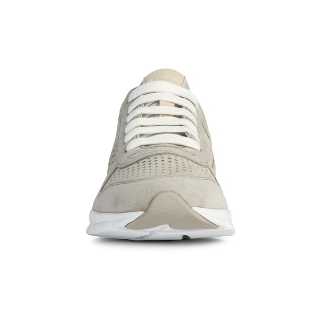 Dieser Sneaker, der sich an der Ästhetik von Laufschuhen orientiert, lässt sich vielseitig stylen und passt gut zu lässigen Alltagslooks. Der federleichte und bequeme Schuh wurde aus Wildleder gefertigt und mit einer kontrastierenden Laufsohle versehen.