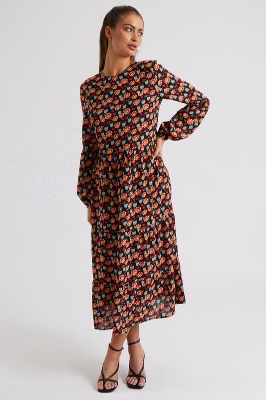 The perfect summer maxi dress featuring a flawless casual silhouette with a floral pattern and long sleeves. The ideal dress for a night out with friends to a holiday centrepiece, this dress will quickly become your favourite.