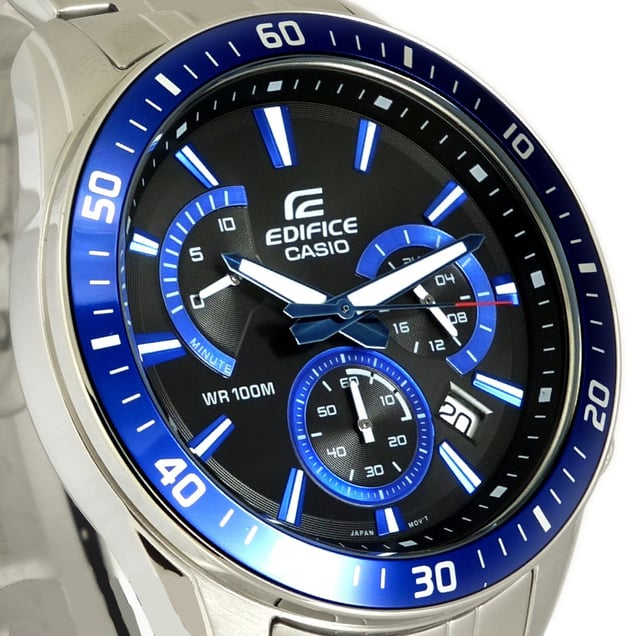 Este reloj cronógrafo Casio Edifice para hombres es la pieza de tiempo perfecta para usar o regalar. Su caja redonda de 45 mm en plata combinada con la cómoda correa de acero inoxidable plateada te asegurará disfrutar de esta impresionante pieza sin ningún compromiso. Funciona con un movimiento de cuarzo de alta calidad y es resistente al agua hasta 10 bares, por lo que tu reloj seguirá funcionando. Este reloj tiene una batería de larga duración de hasta 10 años. Este Casio es el reloj ideal para acompañarte a donde quiera que vayas. -El reloj tiene una función de calendario: Fecha, Cronómetro, Pantalla de 24 horas, Manecillas luminosas. Correa de acero inoxidable plateado de alta calidad con una longitud de 21 cm y un ancho de 20 mm, con cierre plegable de botón a presión. Diámetro de la caja: 45 mm, grosor de la caja: 12 mm, color de la caja: plata y color de la esfera: azul.