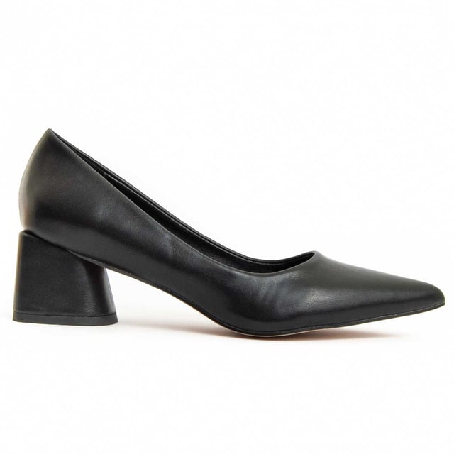 Women's heeled shoe. Comfortable fit. Cushioned insole made of natural leather. Manufactured by other brands for our brand. Approximate measurement: 4 cm heel.