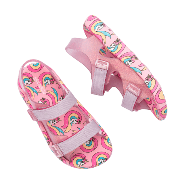 As the name suggests, Melissa Mix combines the comfort characteristic of papetes with the height and style of mini platforms through a contemporary and colorful design. The stability and comfort when walking make it the ideal model for adventures at school or in space.