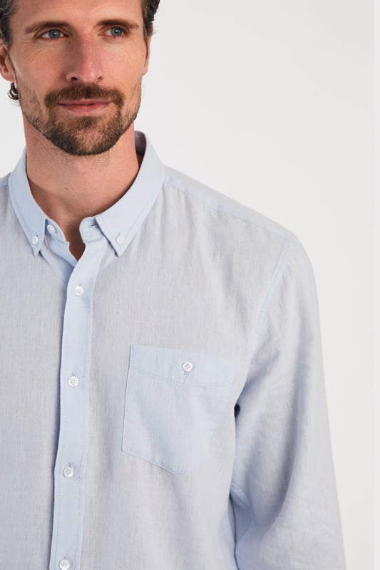 Upgrade your wardrobe with this long-sleeved linen shirt from Nines by Kensington Eastside. Made from a breathable blend of linen and cotton, this shirt features a chest pocket and button fastening. Perfect for casual and formal occasions, this machine-washable shirt is a versatile addition to any wardrobe.