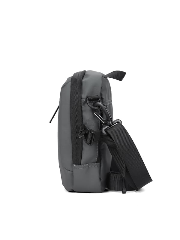 unisex schoudertas met ritssluiting. twee open binnenzakken. één voorkant met externe zakken met ritssluiting. verstelbaar en afneembaar in stoffen schouderband. in stoffen handvat. binnenste compartimenten. SchoudertasUnisex extern materiaal gevoerd met polyester binnenkant. Afmetingen: 16x8x23 cm. Modeproduct