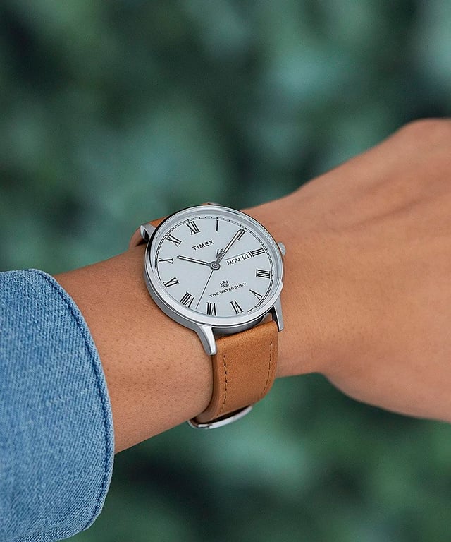 This Timex Waterbury Analogue Watch for Men is the perfect timepiece to wear or to gift. It's Silver 40 mm Round case combined with the comfortable Brown Leather watch band will ensure you enjoy this stunning timepiece without any compromise. Operated by a high quality Quartz movement and water resistant to 5 bars, your watch will keep ticking. This watch is ideal for any occasion. Whether at official events, on the tennis court or in the country club.- This Analogue watch has a calendar function: Day-Date High quality 21 cm length and 19 mm width Brown Leather strap with a Buckle Case diameter: 40 mm,case thickness: 11 mm, case colour: Silver and dial colour: Grey