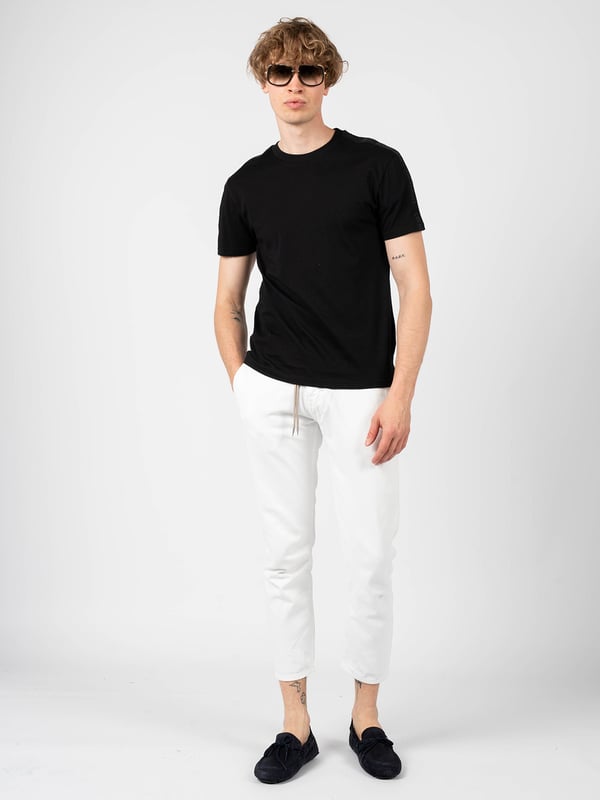Ajuste entallado
Cintura media
Pantalones de longitud 7/8
Abotonados con botones con logo
Bolsillos insertados en los costados
Dos bolsillos traseros
Costuras pespunteadas en hilo blanco
Patch con el nombre de la marca en la parte trasera
Incluye cinturón para atar
Hechos de denim de alta calidad