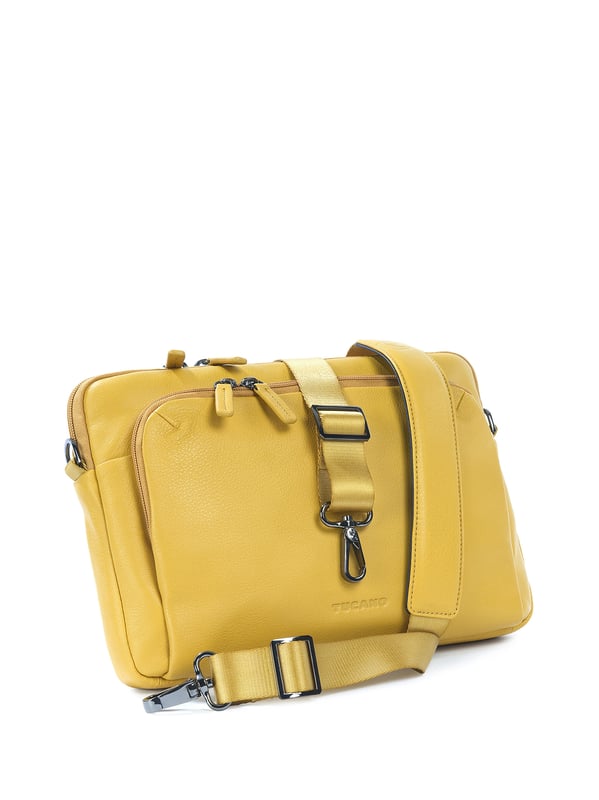 Unisex Crossbody tas met ritssluiting. twee open binnenzakken. één voorkant met externe zakken met ritssluiting. verstelbare en afneembare lederen schouderband. ontbrekend handvat. een binnencompartiment.  extern materiaal. polyester binnenkant. Afmetingen: 34x23x8,5 cm. Modeproduct