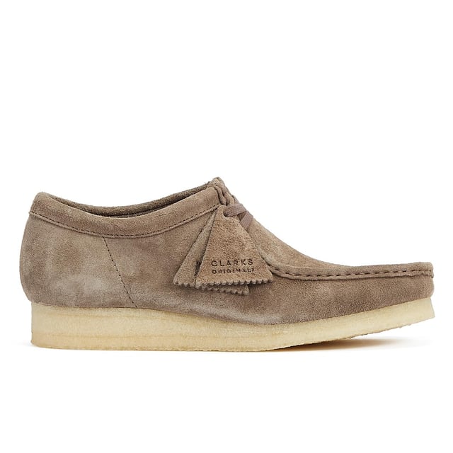 These shoes feature suede uppers, flat laces, and tonal fobs, marking Clarks' commitment to quality. They are complete with natural crepe soles, ensuring both style and comfort.