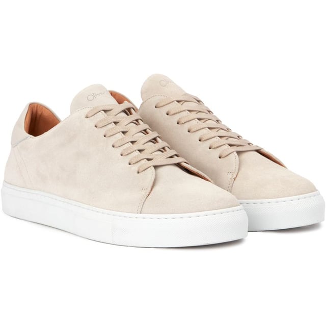 Zapatillas deportivas dallas de Oliver Sweeney para hombre en color natural, fabricadas en ante y suela de goma. Incluye: forro de cuero, plantilla de cuero acolchada, marca grabada, suela cosida y bolsa para zapatos Oliver Sweeney.