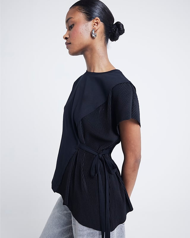 Hybrid deign, Plisse panel, Belted, Crew neckline, Sleeveless