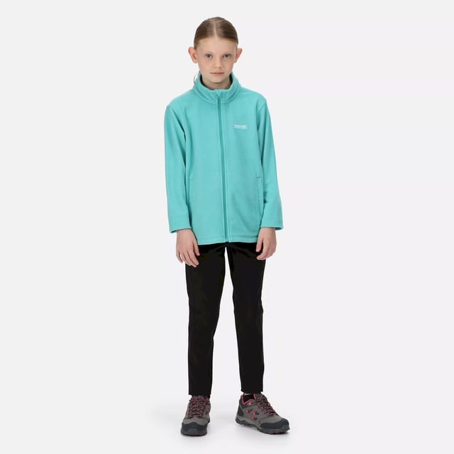 De King is onze kinderen lichtere rits door middel van fleece. Het is mooi en licht, superzacht en heeft een anti-pill-afwerking om het er fris uit te laten zien na het dragen.. Een van onze best verkopende kinderstijlen, het is een essentiële buitenkant die je moet kunnen vertrouwen om ze comfortabel en warm te houden, of ze nu in bomen klimmen, op de schoolloop of in de tuin spelen. 100% Polyester. Regatta Kinderen Grootte (borst ca.): 2 Jaar (53-55cm), 3-4 Jaar (55-57cm), 5-6 Jaar (59-61cm), 7-8 Jaar (63-67cm), 9-10 Jaar (69-73cm), 11-12 Jaar (75-79cm), 32" (79-83cm), 34" (83-85cm).