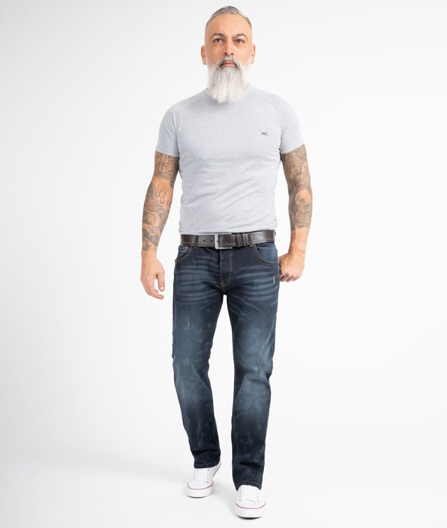 Ein Klassiker für Arbeitsalltag, Freizeit und Urlaub ist die Blue Jeans im Comfort Fit! Viele unserer hell- bis dunkelblauen Herren Jeans gefallen mit coolen Waschungen im Used-Look. Die lässig sitzenden Hosen verfügen über gerade geschnittene Beine, das typische 5-Pocket-Design und ein Rock-Creek Patch. Neben praktischen Bundschlaufen besitzen sie einen Verschluss mit Knöpfen oder Zipper. Unsere Herren Jeans bestehen zu 100% aus Baumwolle oder haben einen hohen BaumwollAnteil. Bei einigen Modellen sorgt ein Stretch-Anteil für die perfekte Passform.