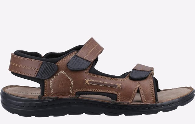 Hush Puppies Alistair Sandalen Heren Perfect voor zomeravonturen, beschikt de Alistair over een drievoudige klittenbandsluiting voor eenvoudig aan- en uittrekken, een comfortabele textielen voering en een lichtgewicht PU-buitenzool. - Echt leren bovenwerk - Drievoudige klittenbandsluitingen - Comfortabele textielen voering - Cushioned Comfort echt suède voetbed - Lichtgewicht PU-buitenzool