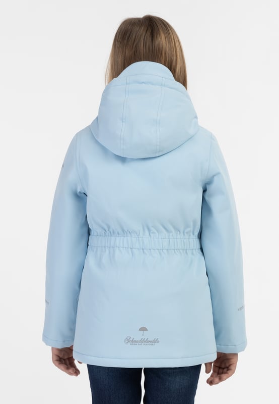 Die Artic-Winterjacke von Schmuddelwedda gibt es jetzt auch für die Kleinen. Abgefüttert mit einem weichen Fleece-Stoff sorgt die Wattierung für eine ideale Isolierung. Und auch bei Nässe bietet sie zuverlässigen Schutz, denn das atmungsaktive Obermaterial ist wasser- und winddicht. Die leichte A-Linie wird auf der Rückseite mit einem Gummizug in Form gebracht und endet in einer abgefütterten Kapuze mit Regenschutz. Zwei Pattentaschen sowie lichtreflektierende Logo-Prints runden die Jacke ab.  Winterjacke