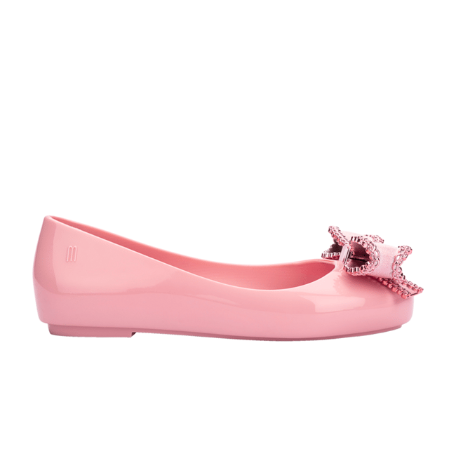Dress your baby girl to the nines with the Mini Melissa Sweet Love IV! The maxi bow on the vamp adds a romantic twist and a delicate touch to the ballerina. Only the top of the foot is left exposed, and an extra strap with a buckle ensures a snug fit and extreme stability for your mini. The insole is notably comfortable and the color palette is to die for!