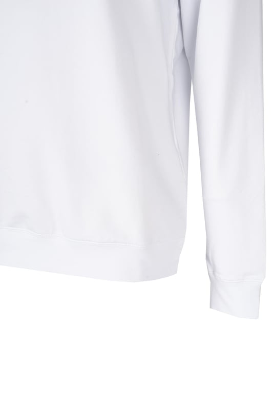 Este corte clásico funciona en cualquier atuendo casual, ofreciendo comodidad sin sacrificar un aspecto moderno.
El escote en forma de C le da a la camiseta un carácter sutil y es una excelente opción para aquellos que valoran el minimalismo con un toque de originalidad.
El estampado llamativo en el frente no es solo un elemento de moda, sino también una forma de expresar tu personalidad e intereses a través de la ropa.
Las mangas y el bajo terminados con un sólido elástico garantizan un ajuste perfecto y mantienen la forma de la camiseta durante mucho tiempo.
El estampado sutil pero reconocible con el nombre de la marca en la nuca muestra la atención al detalle y subraya la autenticidad del producto.
La tela de alta calidad con la que está hecha la camiseta asegura comodidad en el uso y durabilidad, por lo que se convertirá en tu artículo favorito del armario por muchas temporadas.